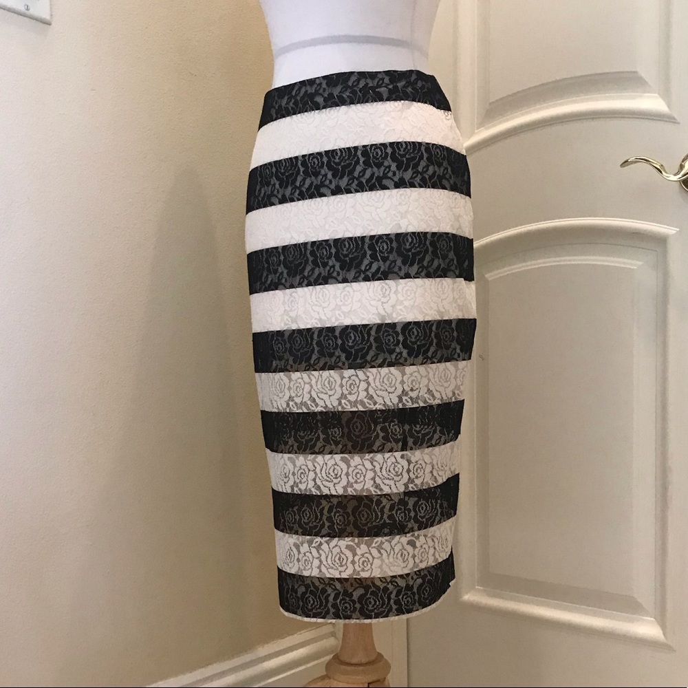 Nwot Express black/ white stretchy lace skirt